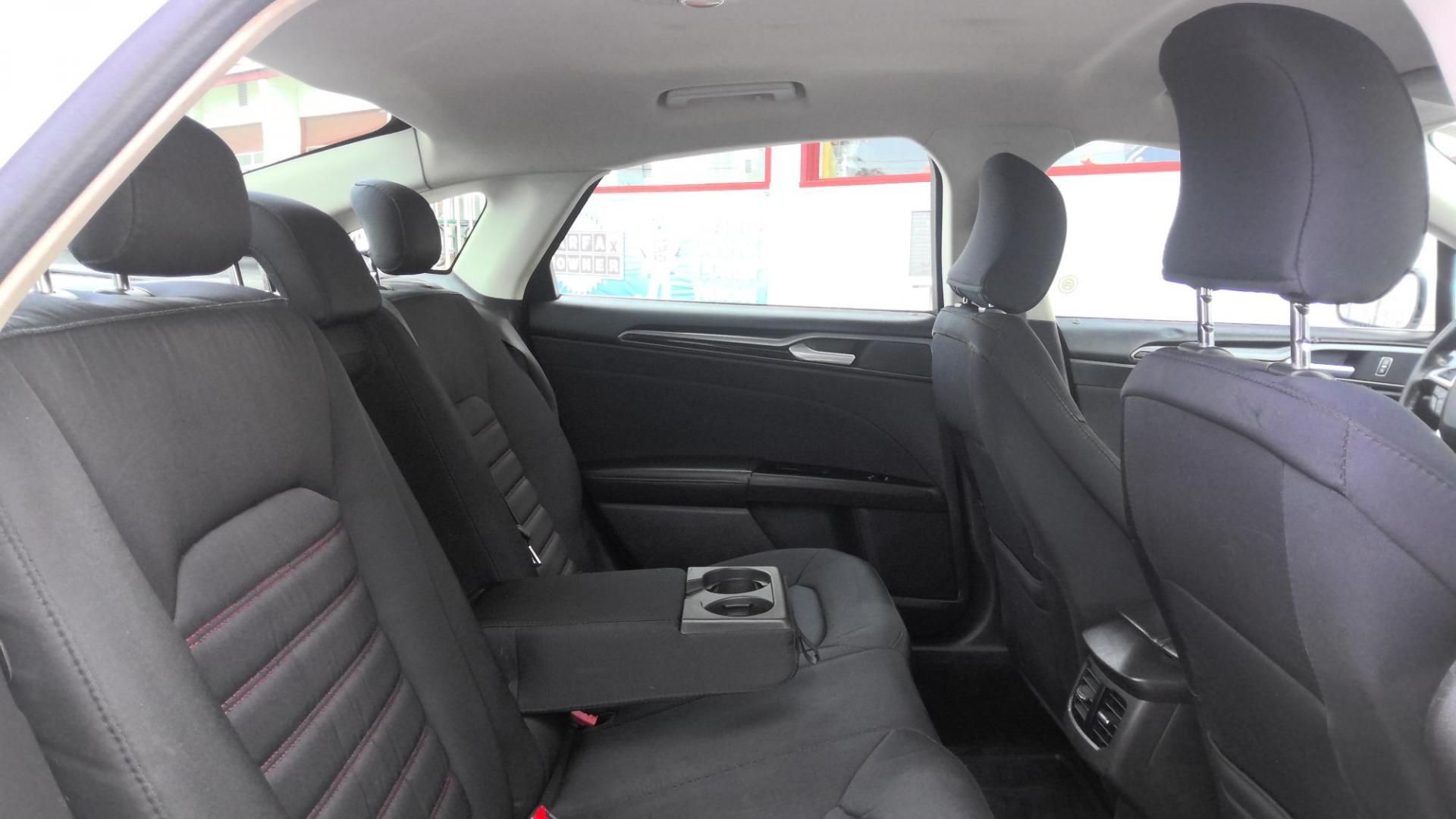 2016 WHITE Ford Fusion SE AWD (3FA6P0T94GR) with an 2.0L L4 DOHC 16V engine, 6A transmission, located at 502 S. Riverside Avenue, Medford, OR, 97501, (541) 773-3136, 42.322803, -122.867477 - Photo#7