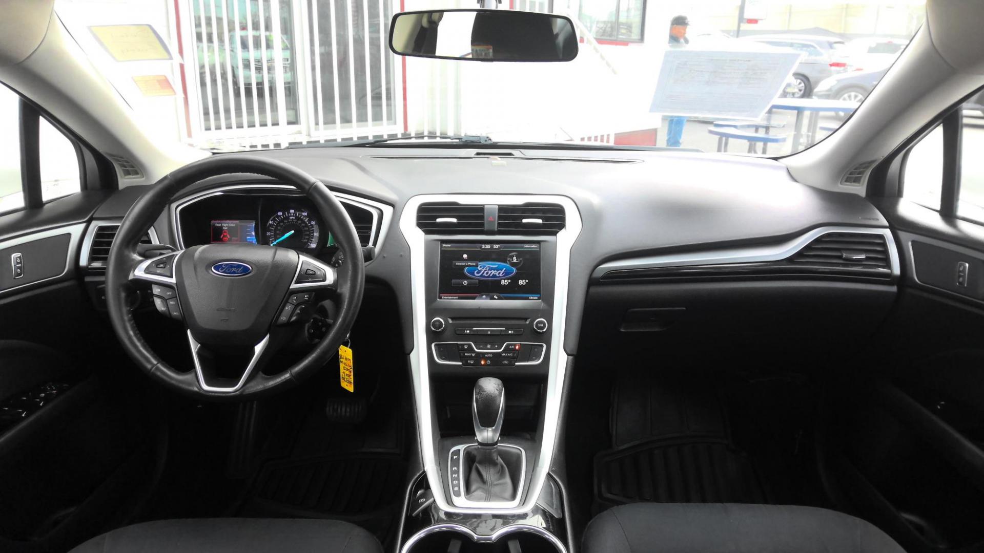 2016 WHITE Ford Fusion SE AWD (3FA6P0T94GR) with an 2.0L L4 DOHC 16V engine, 6A transmission, located at 502 S. Riverside Avenue, Medford, OR, 97501, (541) 773-3136, 42.322803, -122.867477 - Photo#8