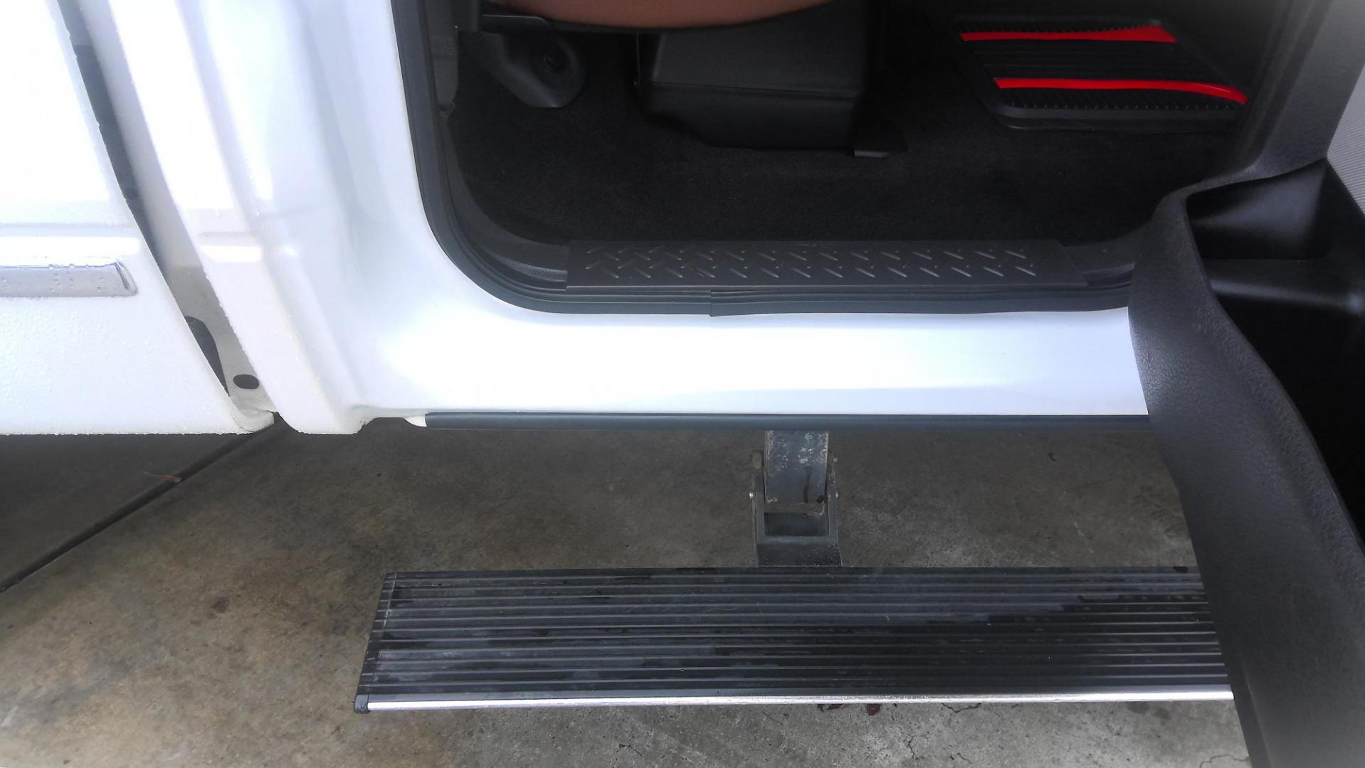 2013 WHITE Ford F-150 XLT SuperCrew 6.5-ft. Bed 4WD (1FTFW1ET6DF) with an 3.5L V6 TURBO engine, 6-Speed Automatic transmission, located at 502 S. Riverside Avenue, Medford, OR, 97501, (541) 773-3136, 42.322803, -122.867477 - Photo#5