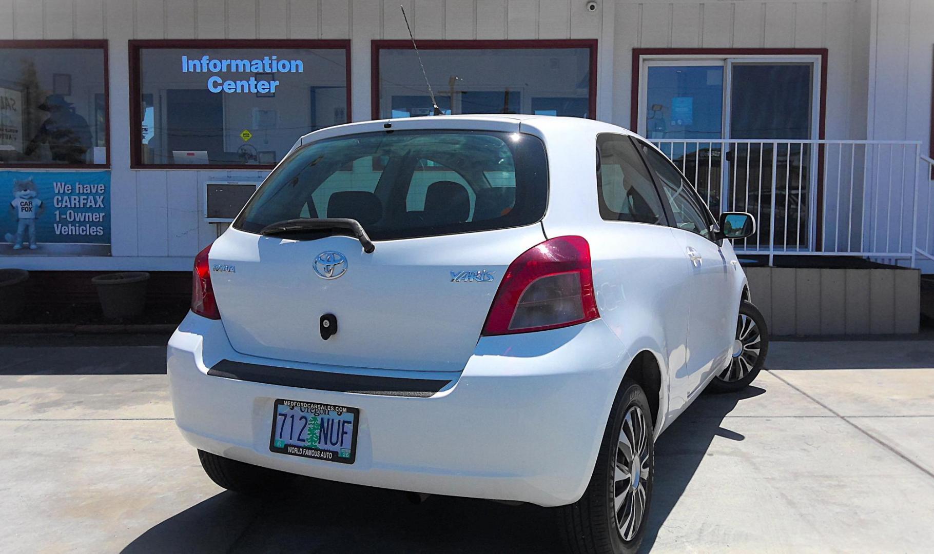 2008 WHITE Toyota Yaris Liftback (JTDJT923685) with an 1.5L L4 DOHC 16V engine, located at 502 S. Riverside Avenue, Medford, OR, 97501, (541) 773-3136, 42.322803, -122.867477 - Photo#2