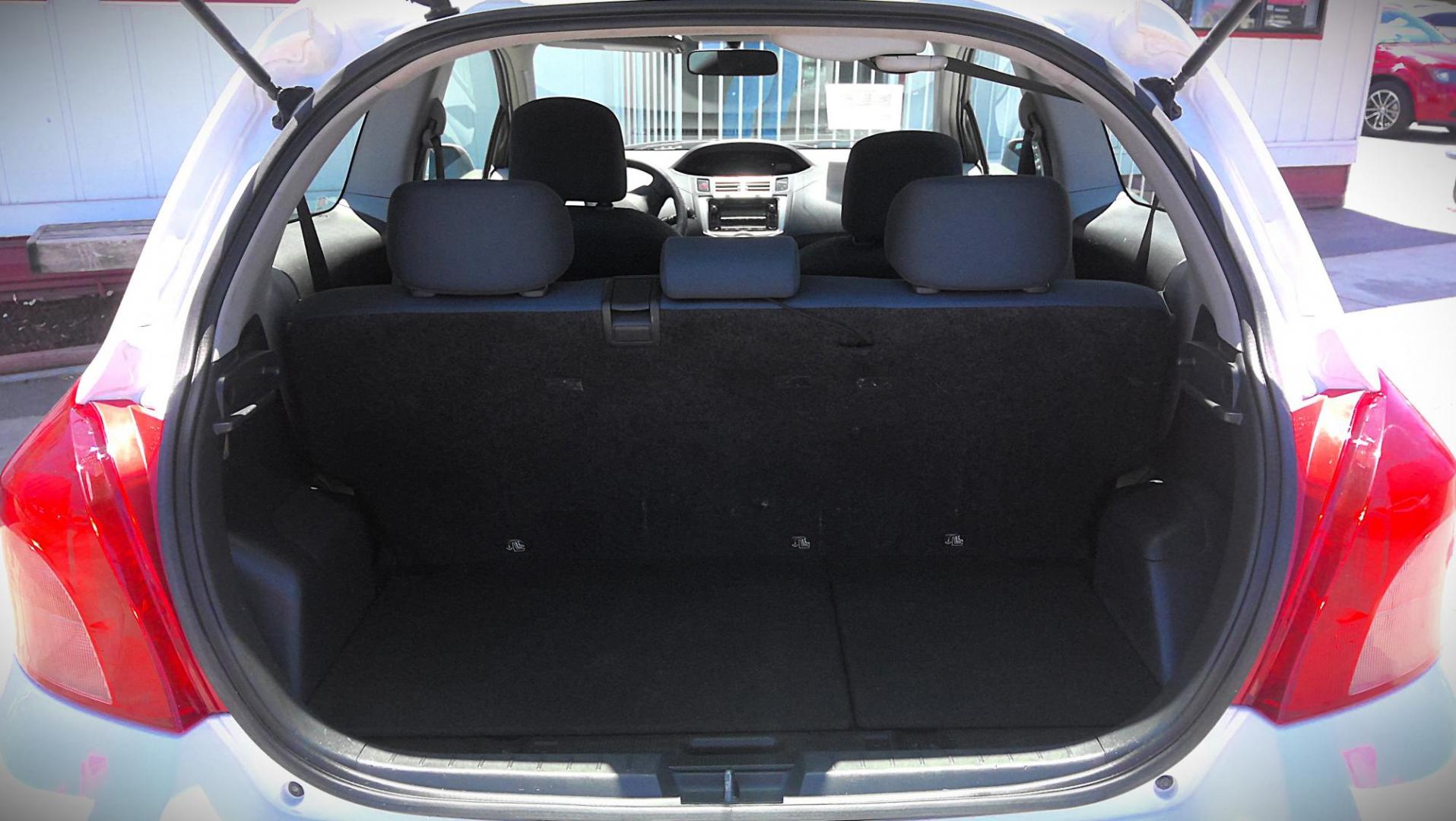 2008 WHITE Toyota Yaris Liftback (JTDJT923685) with an 1.5L L4 DOHC 16V engine, located at 502 S. Riverside Avenue, Medford, OR, 97501, (541) 773-3136, 42.322803, -122.867477 - Photo#3
